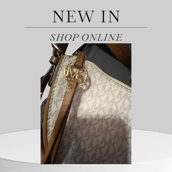 Michael Michael Kors
CAMDEN SMALL MESSENGER BAG - Picture 9 of 12